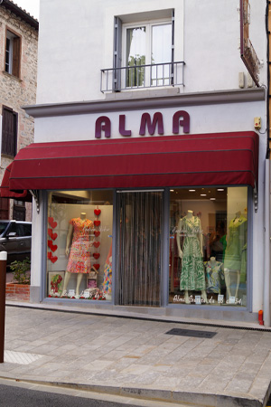 Boutique Alma - extérieur -vue d'en face des 2 vitrines